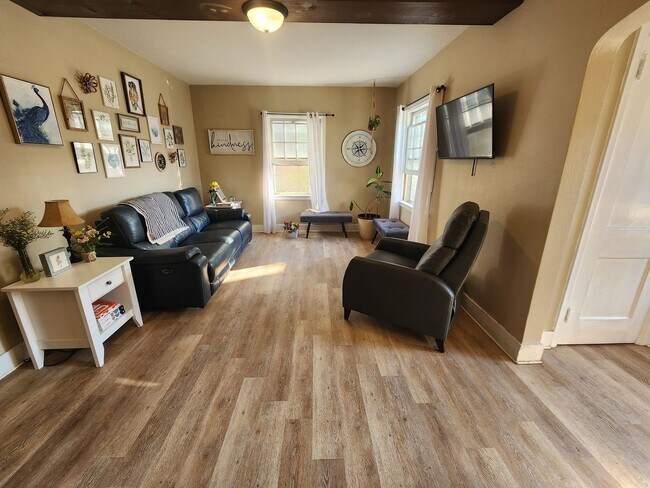 Building Photo - Cute 3 bedroom house $875