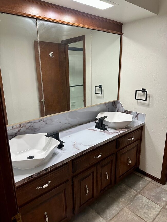 Building Photo - Immaculate major remodeled executive home ...
