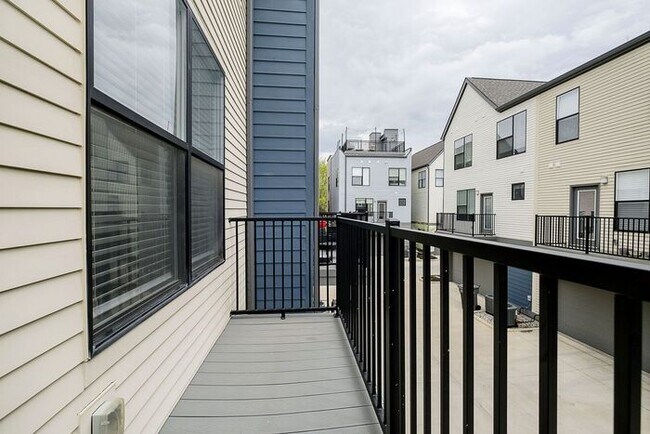 Building Photo - 2 Bed 2.5 Bath Townhome in Herron Morton!