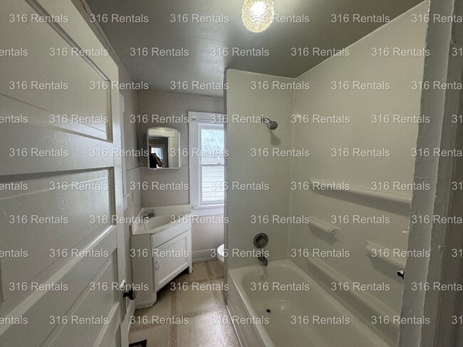 Building Photo - $1045 - 4 bed 1 bath - Single Family Home