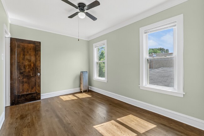 Building Photo - 5742 N Francisco Ave