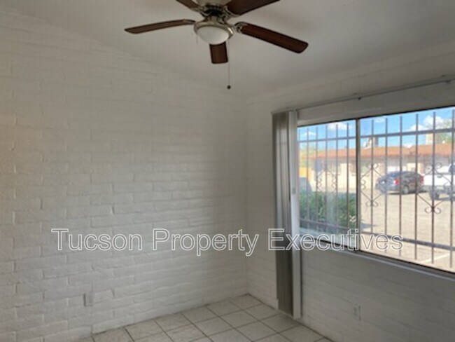 Building Photo - 5764 S Park Ave