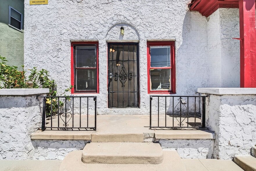 Building Photo - 1045 E 4th St