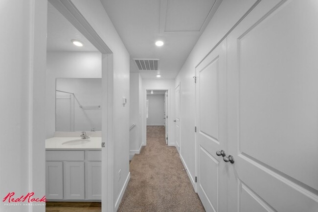 Building Photo - A Lovely 3 Bedroom Townhome with Amazing Amenities!