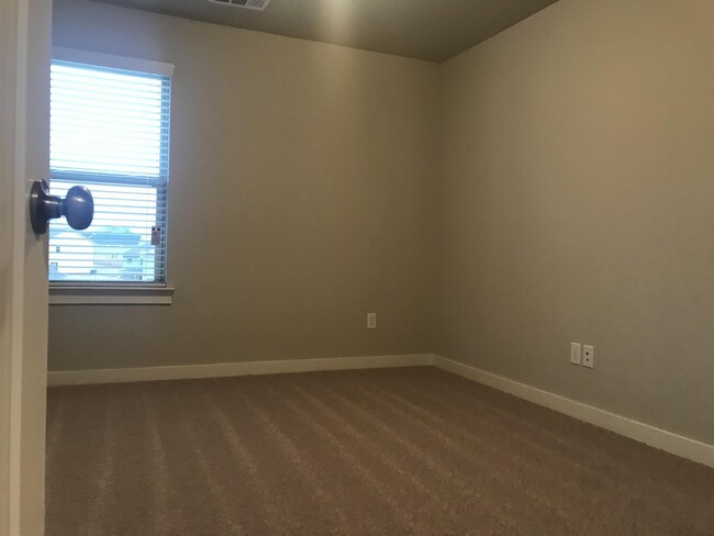 Building Photo - 3037 Commonwealth Dr