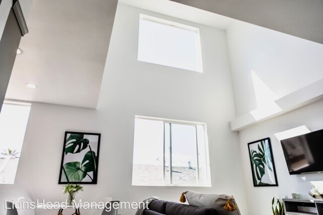 Building Photo - 4557 Rosewood Ave