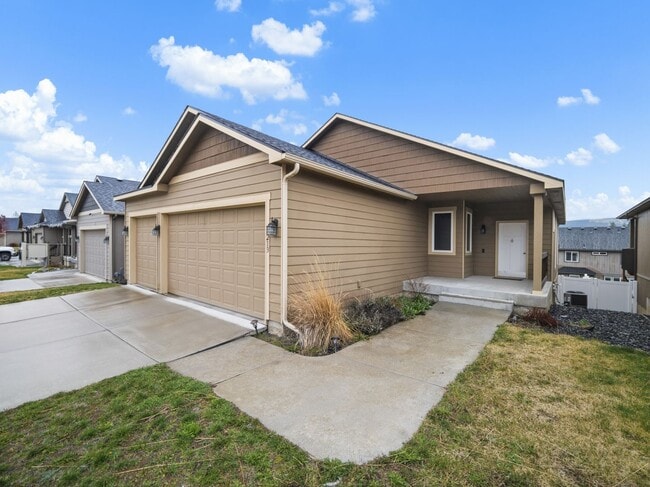 Building Photo - Spacious 5-Bedroom Home with Private Yard & Parking in Spokane