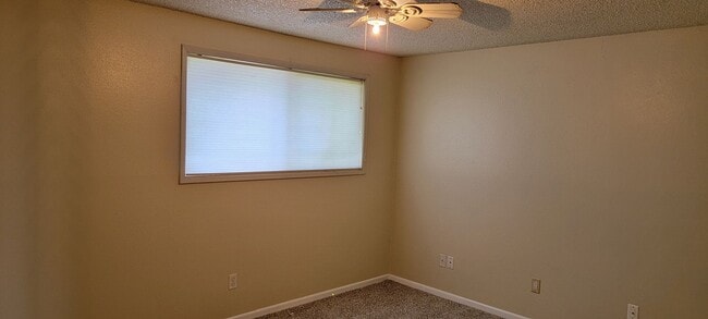 Building Photo - CUTE SINGLE LEVEL DUPLEX - CASCADE PARK
