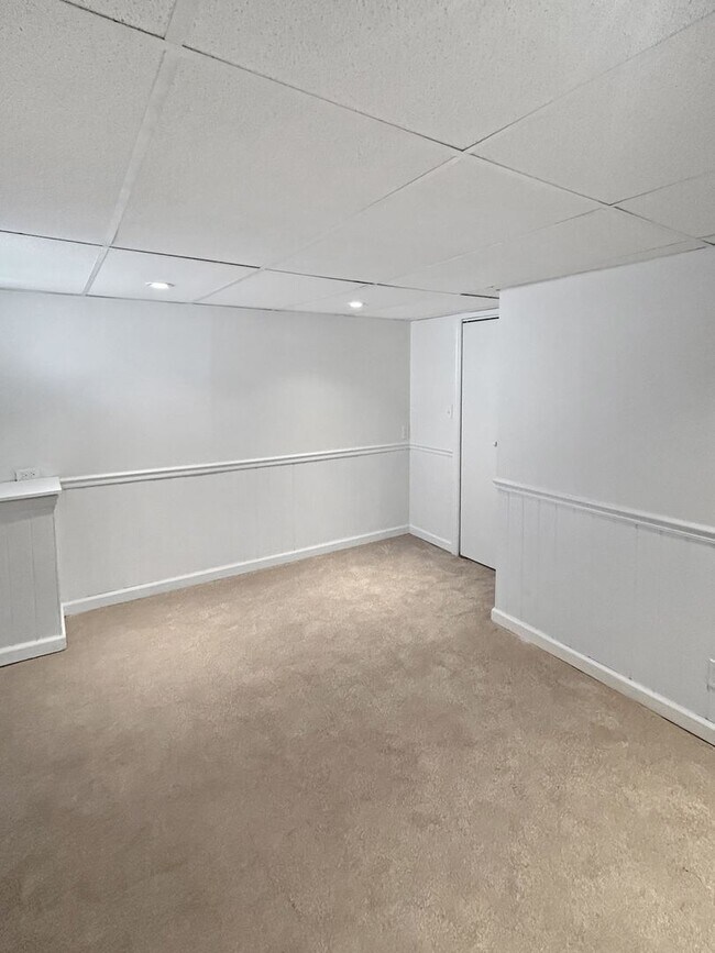 Building Photo - Welcome to this charming 2-bedroom, 1-bathroom home located in the heart of Crescent Township, PA