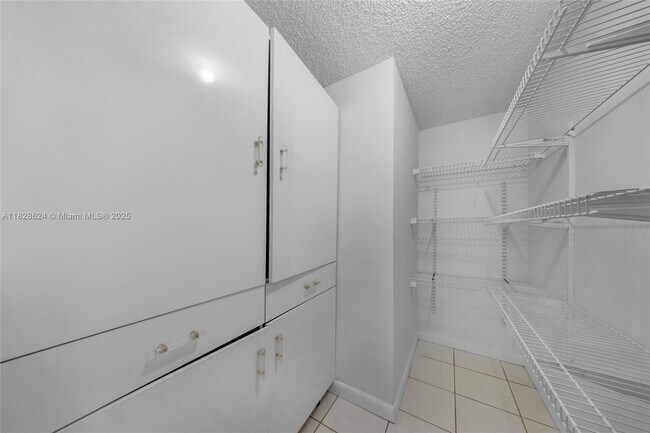 Building Photo - 2500 Parkview Dr