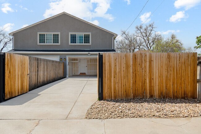 Building Photo - Modern 3BD Townhome w/ a Rooftop Deck!
