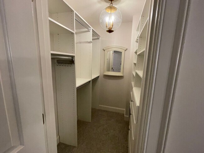 Building Photo - 1BD/1BA Condo located in The Monarch
