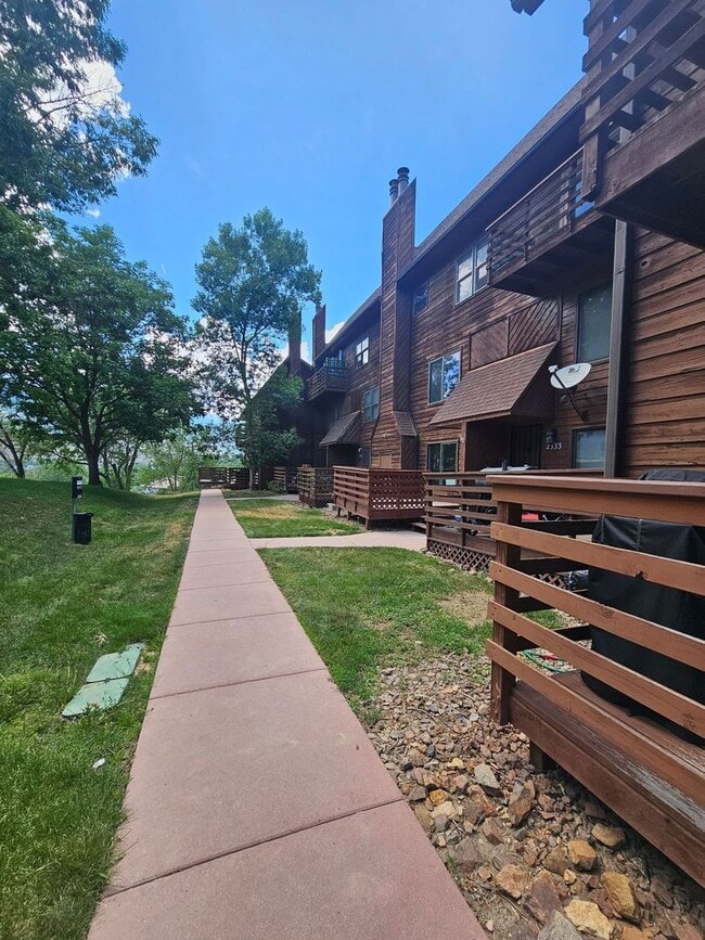 Building Photo - Beautiful West Side Condo