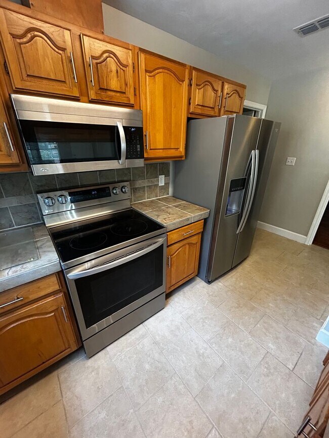 Building Photo - Gorgeous Freshly Remodeled 2 Bedroom 2 Bat...