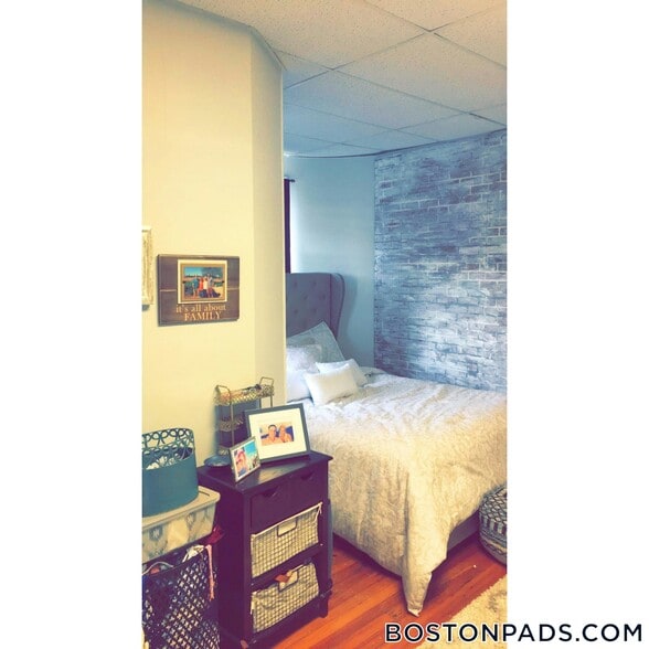 Building Photo - 879 Beacon St