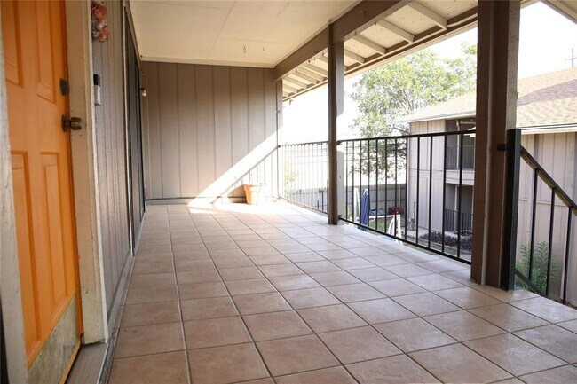Building Photo - 8619 Putnam Dr