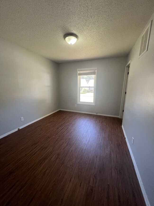 Building Photo - 1 bedroom 1 bath duplex available now!