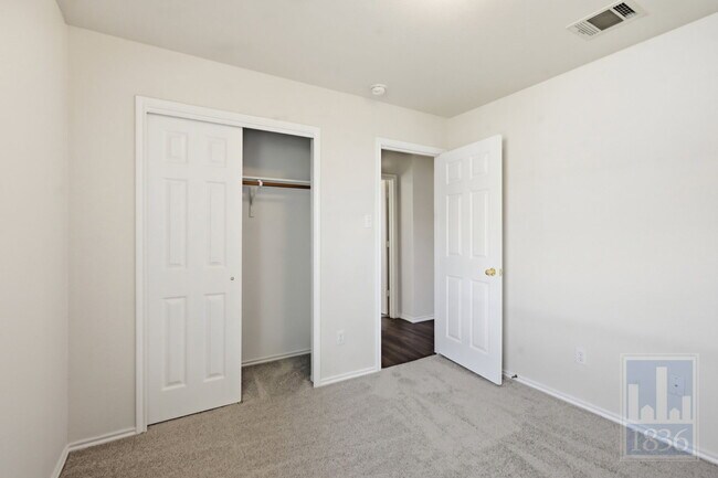 Building Photo - 228 Pearl Lake Dr