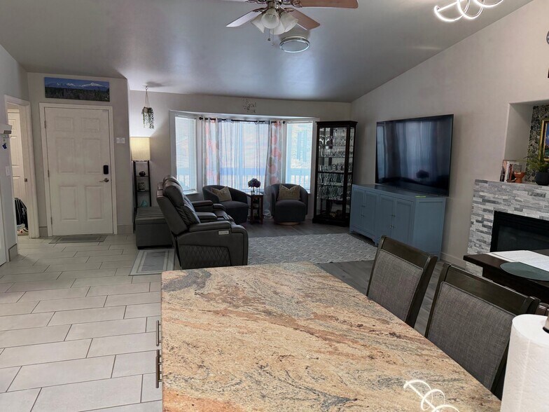 Building Photo - 4079 Scenic View Dr