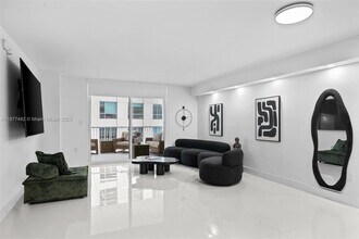 Building Photo - 1200 Brickell Bay Dr