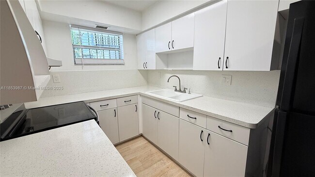 Building Photo - 2498 SW 17th Ave