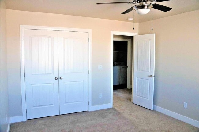 Building Photo - 3 bedroom, 2.5 bathroom Townhome on the No...