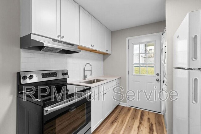 Building Photo - 895a W Sharpe Ave