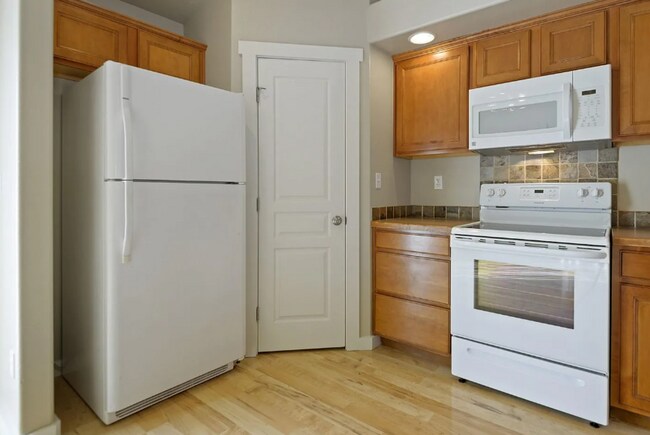 Building Photo - 3456 N Maplestone Ave