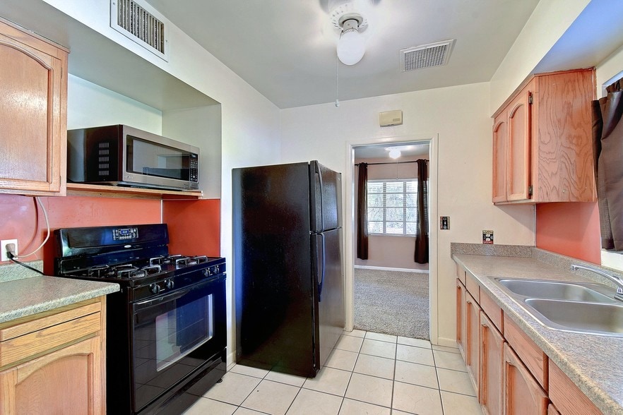 Building Photo - 6804 E 6th St