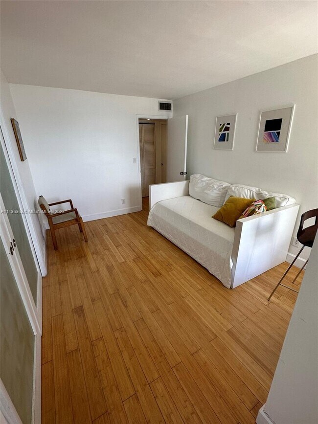 Building Photo - 1440 Brickell Bay Dr