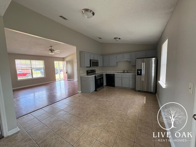 Building Photo - MOVE IN SPECIAL: $500 OFF 1ST MONTH'S RENT!**