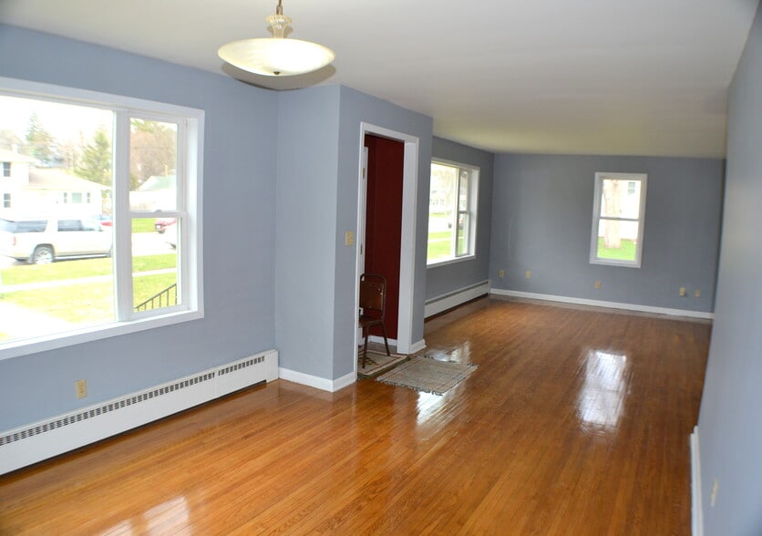Entry - 605 Iowa Ave