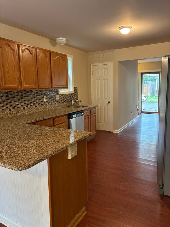 Building Photo - Beautifully Updated 3 Bedroom, 2 Bath Sing...