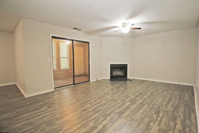 Building Photo - 2 Bedroom, 2 Bath Condo at Village Creek -...