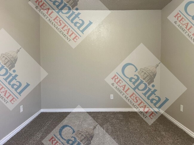 Building Photo - Charming 3 Bedroom