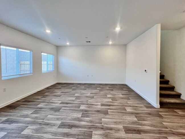 Building Photo - $3195.00 Ashlan & Highland, 5 Bedroom House - Buckingham Ave, Clovis - Solar Panels