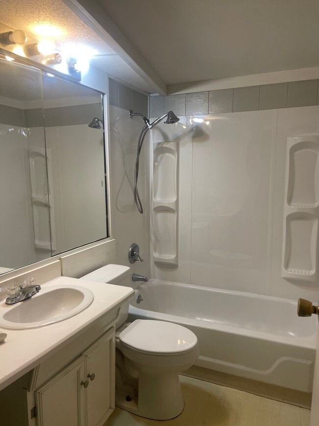 Building Photo - Cute 3 Bedroom Home