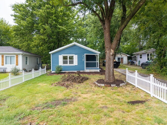 Building Photo - 719 Mikel St