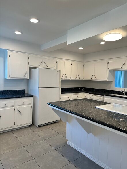 Building Photo - 24 Lighthouse St