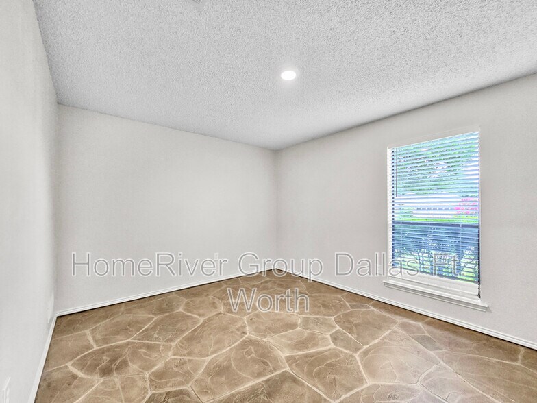 Building Photo - 6636 Valley View Dr