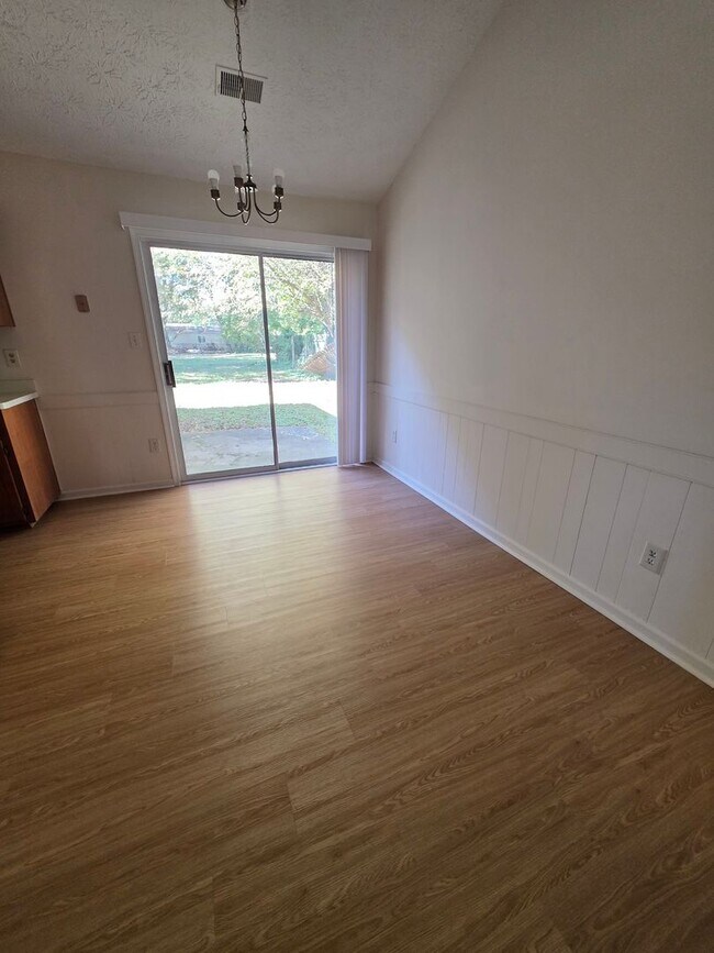 Building Photo - Move In Ready 3 Bedroom Ranch!