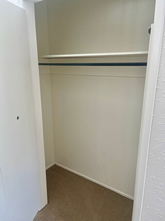 Building Photo - Bright 1.5 bed / 1 bath upstairs apartment...