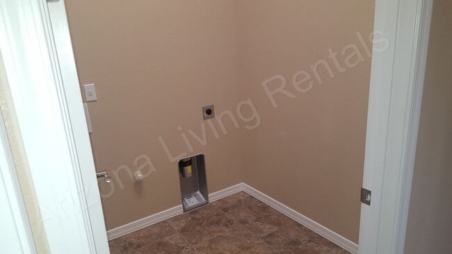 Building Photo - BEAUTIFUL RV GARAGE HOME