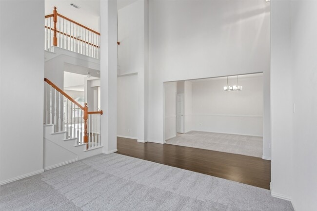 Building Photo - 915 Falcon Trail