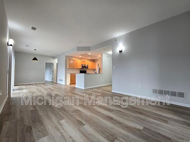 Building Photo - 2737 E Maple Rd