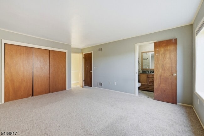 Building Photo - 15 Delbarton Ct