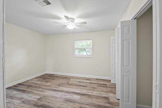 Building Photo - "Charming 2-Bed Townhouse with Modern Comf...