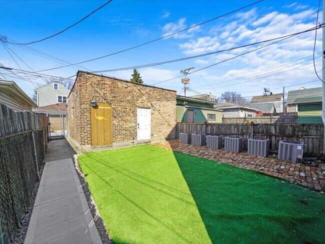 Building Photo - Urban Living: Spacious 2-Bedroom Haven in the Heart of Chicago!