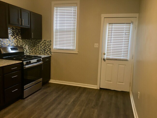 Building Photo - *** Duplex Style Apartment * Pet Friendly * Renovated * Available Now * Granite Counters * Stainl...