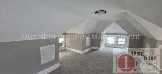 Building Photo - Beautiful 4 Bedroom 2 Bathroom in Kansas City!